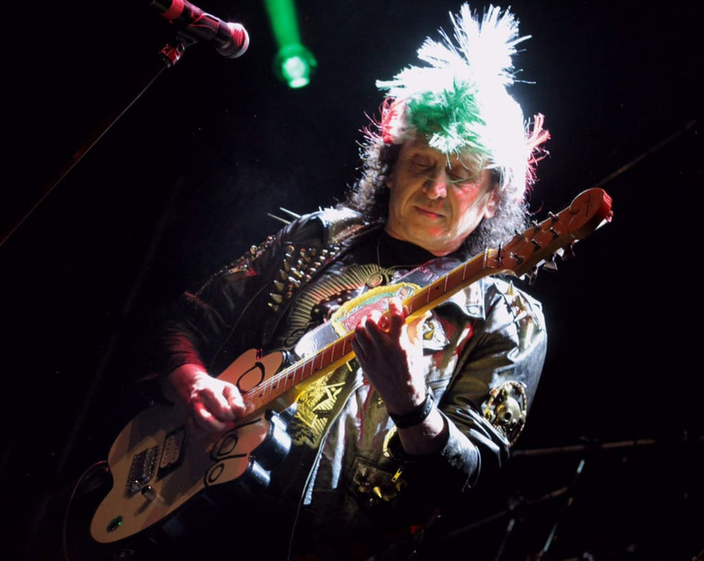 1952: Nace Alex Lora, líder y vocalista de la popular banda El Tri