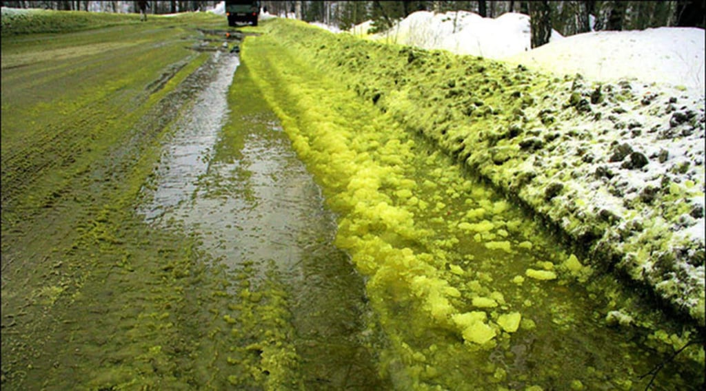 Nieve verde cubre las calles en Rusia