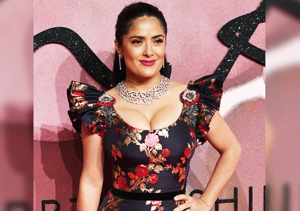 Salma Hayek se luce con otro escotazo