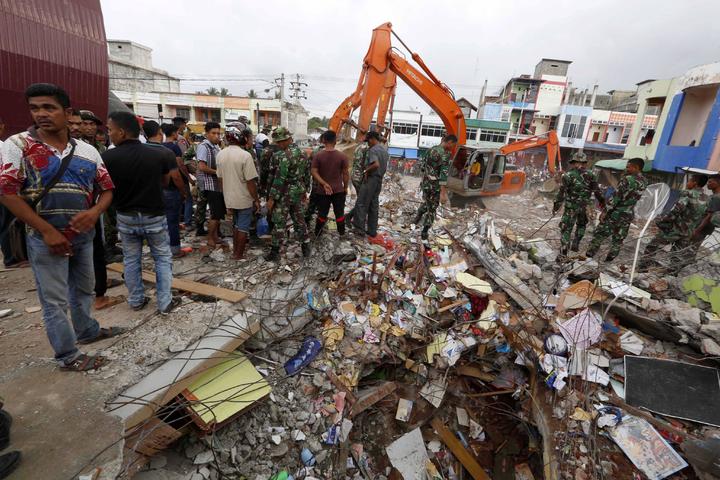 Van 97 muertos por sismo en Indonesia