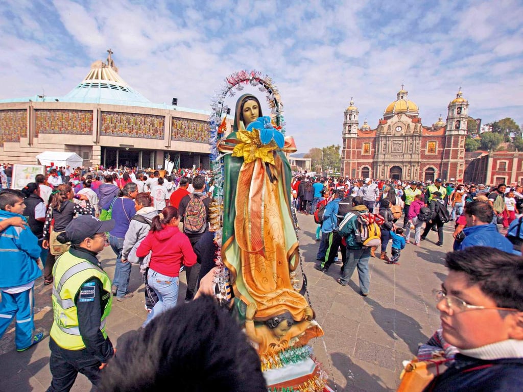 Peregrinos muestran su fe a la Virgen en la Basílica