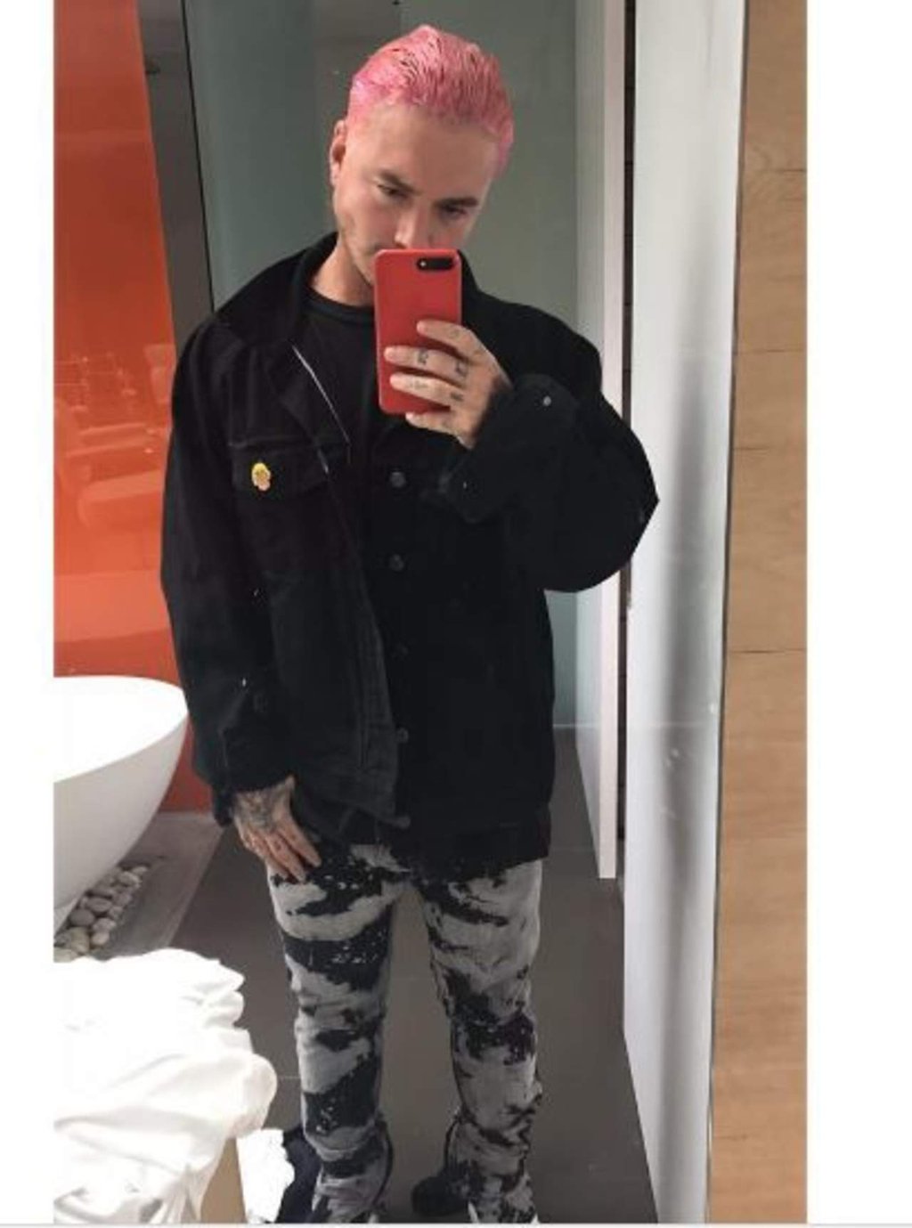 J Balvin contesta a críticas por su cabello en tono rosa