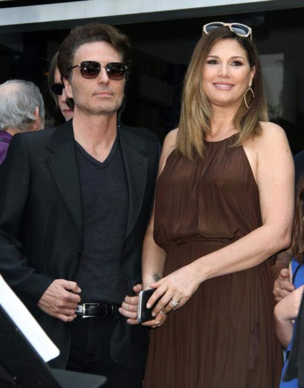 Daisy Fuentes y su esposo pasan susto en avión