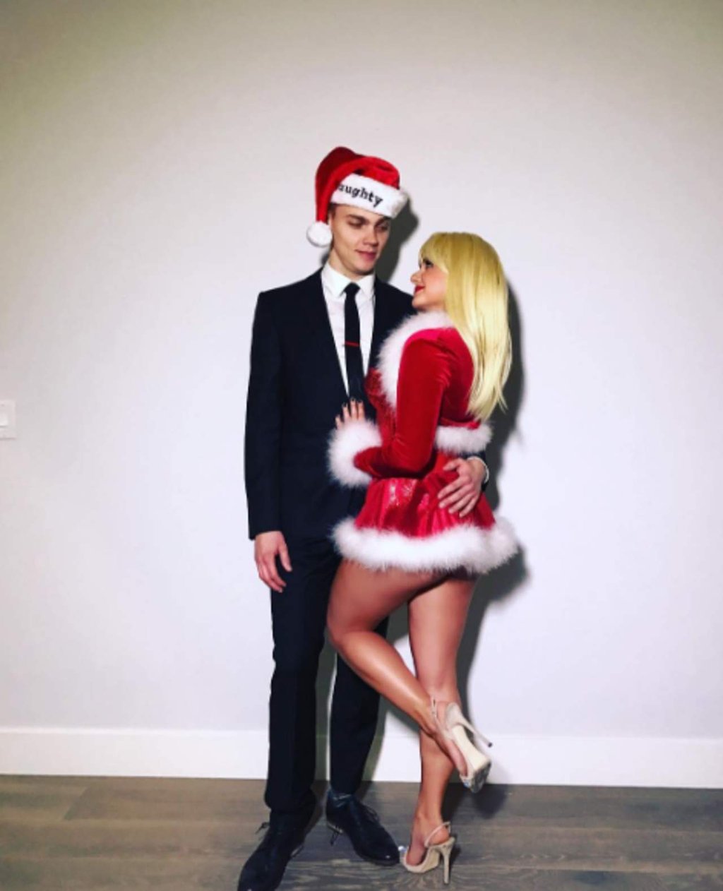 Seduce Ariel Winter en Instagram con disfraz de Santa Claus