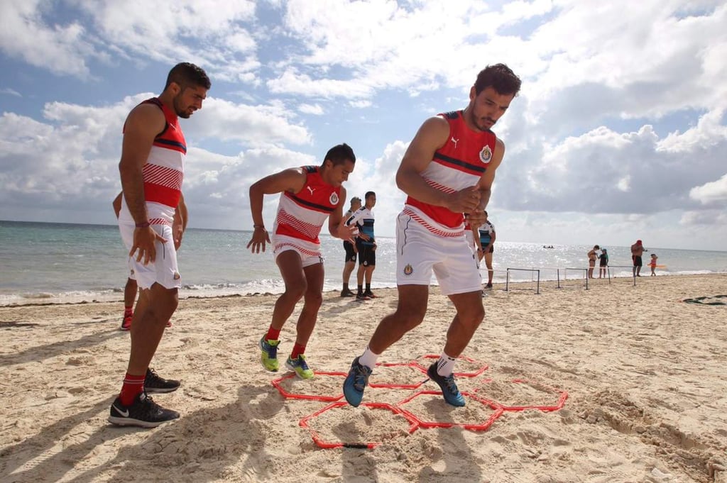 Concluye Chivas trabajo de pretemporada en la playa