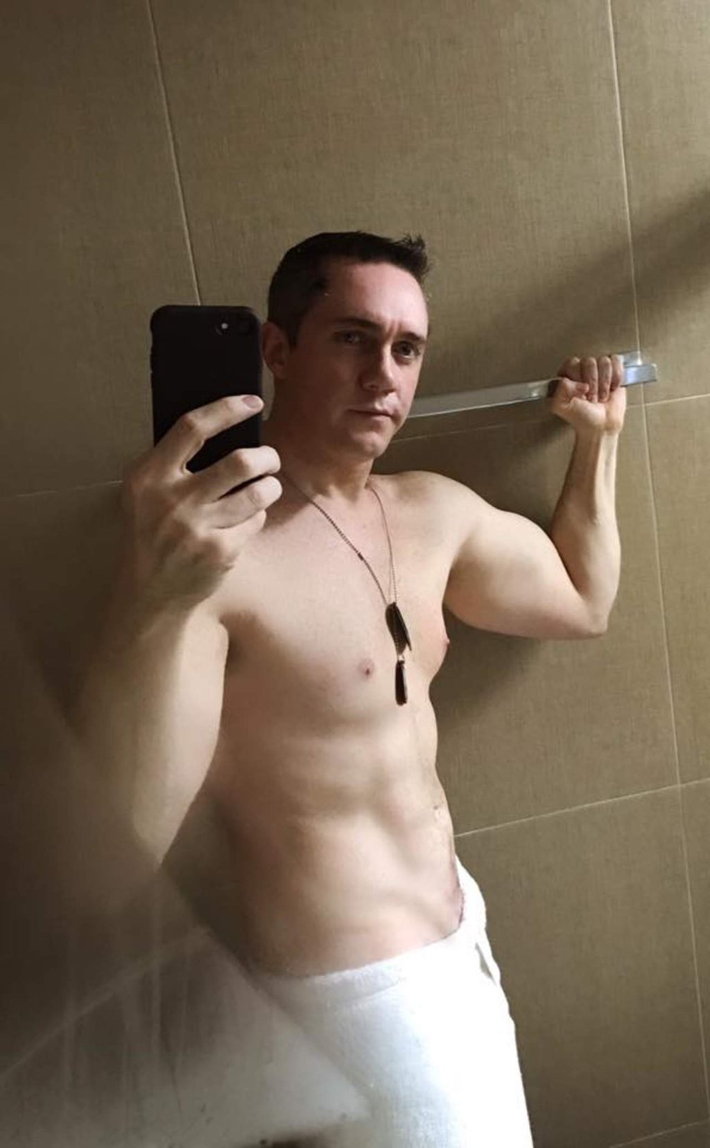 Diputado Adrián Rubalcava presume 'cuerpazo' en Facebook