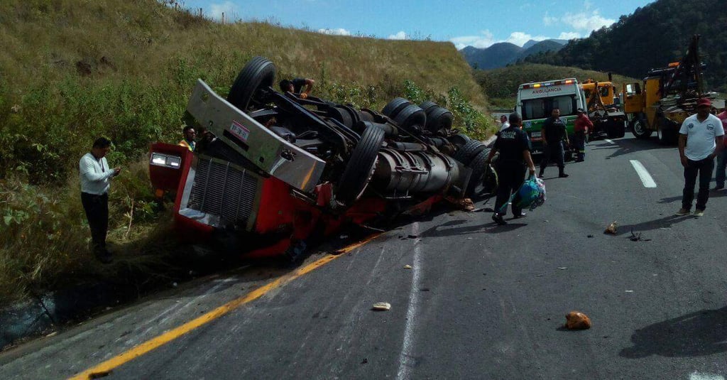 Chocan tráileres en autopista Puebla-Veracruz; reportan 5 muertos