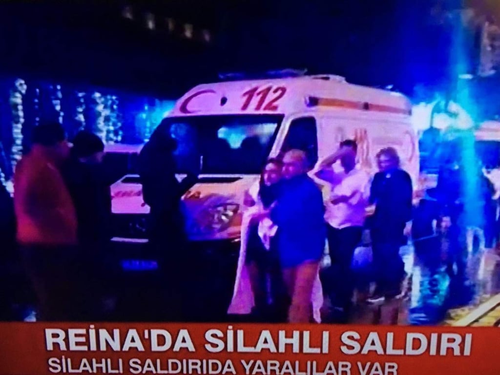 Hombres disfrazados de Santa Claus atacan club nocturno en Estambul
