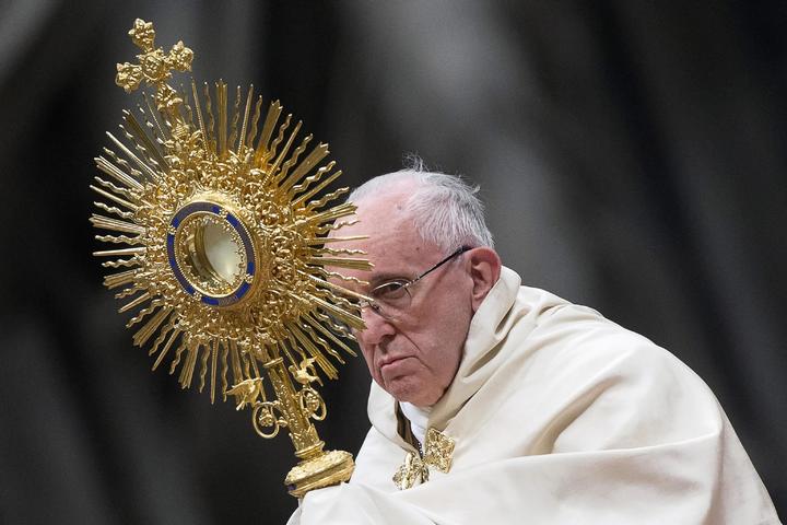 Papa cierra año con crítica a amiguismos