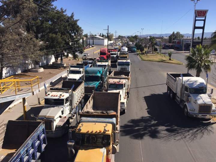 Transportistas bloquean Pemex en Durango