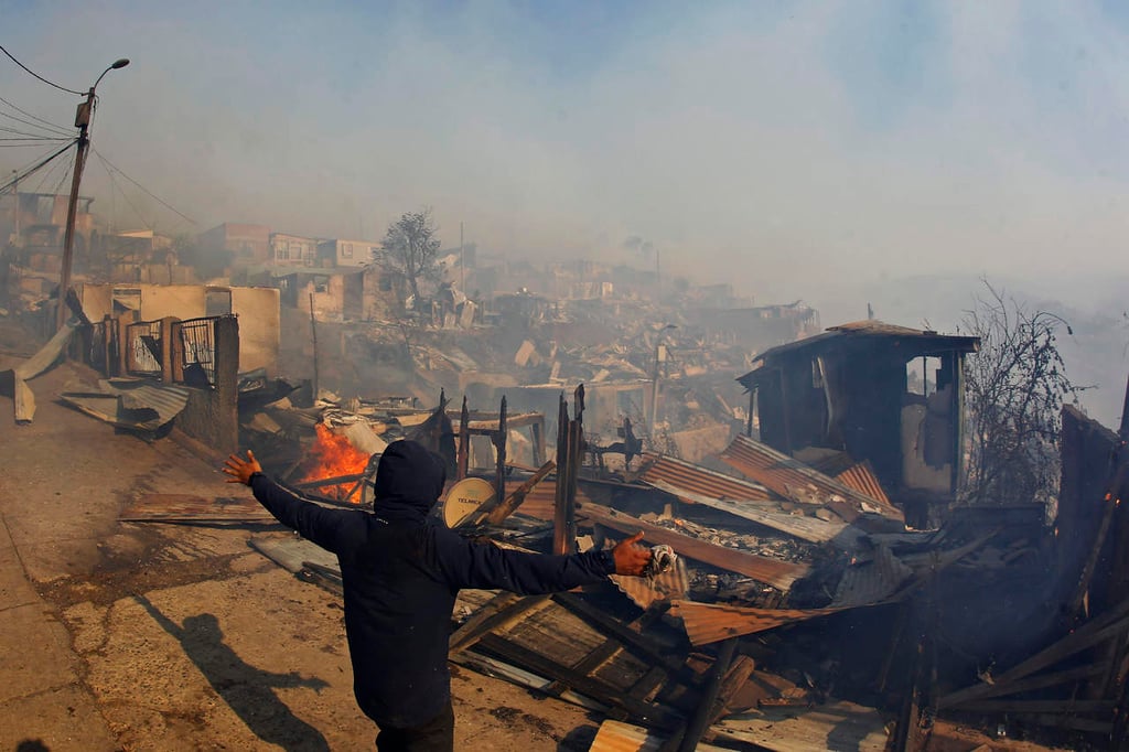 Incendio en Valparaíso, Chile, consume al menos 50 viviendas