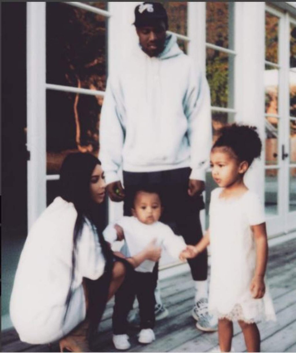 Kim reaparece en Instagram junto a su familia