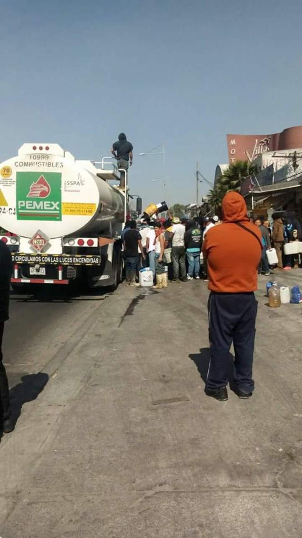 Paran y 'ordeñan' pipa de Pemex en Ecatepec