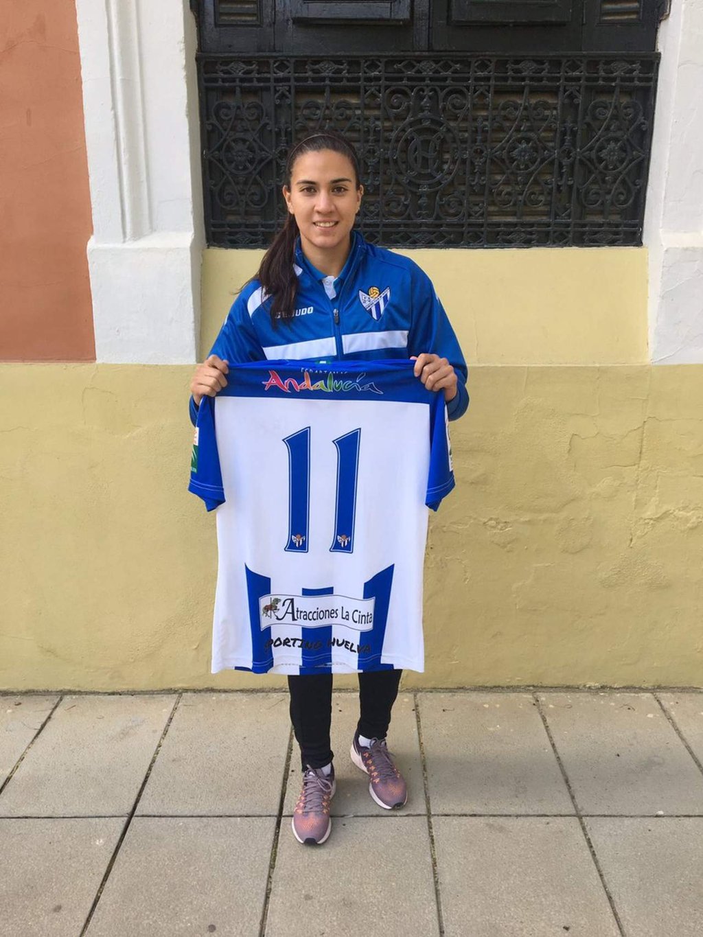 Nayeli Rangel es presentada en Sporting Club Huelva