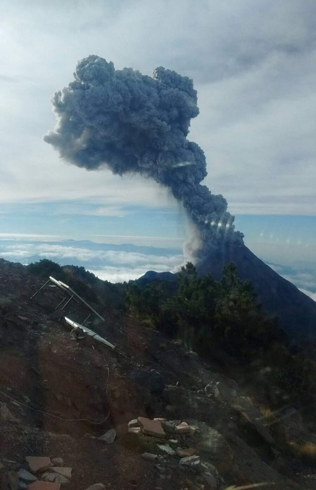 Lanza Volcán de Colima fumarola de dos kilómetros