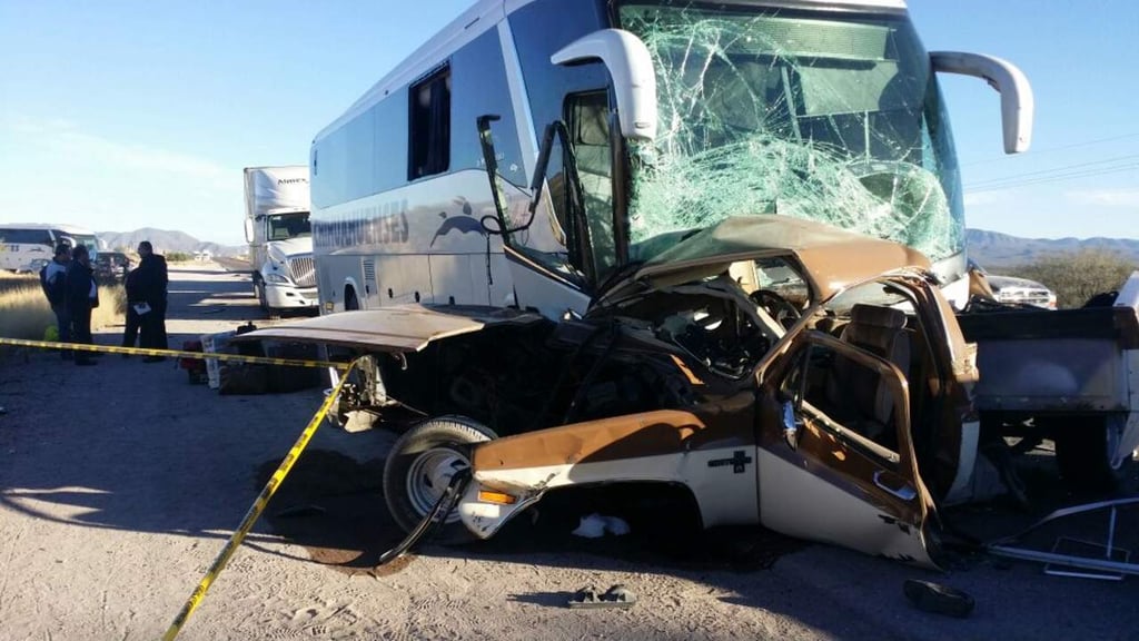 Aparatoso accidente entre autobús y camioneta deja dos muertos