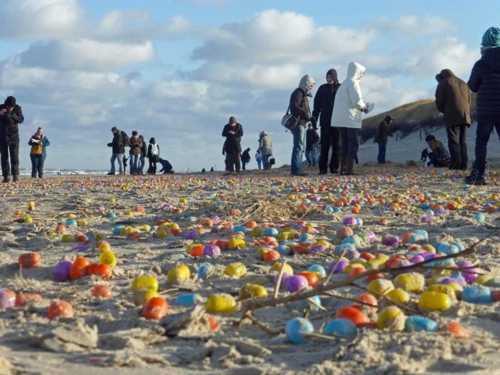 Huevos de juguete aparecen en una playa alemana
