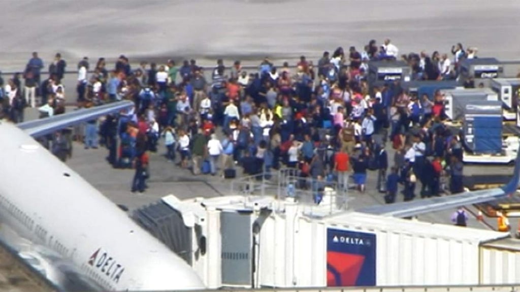 Reportan al menos 1 muerto por tiroteo en aeropuerto de Florida