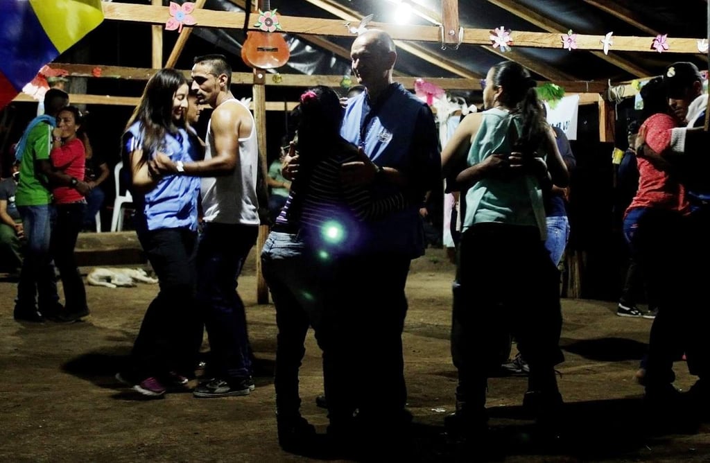 Fotos muestran a observadores de ONU bailando con miembros de las FARC