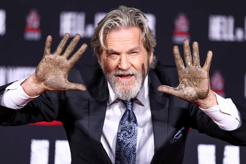 Inmortaliza Jeff Bridges sus huellas en el Teatro Chino de Hollywood
