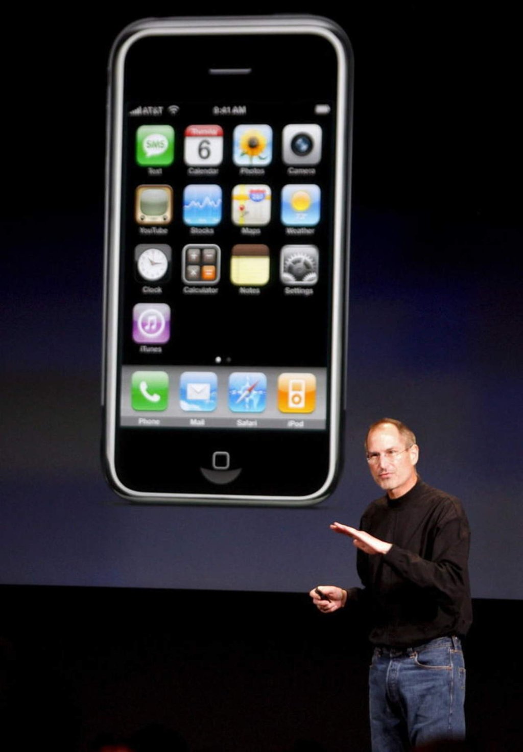 2007: Steve Jobs presenta el iPhone, el teléfono que revolucionó al mercado