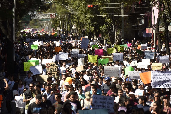 Miles marchan contra 'gasolinazo'