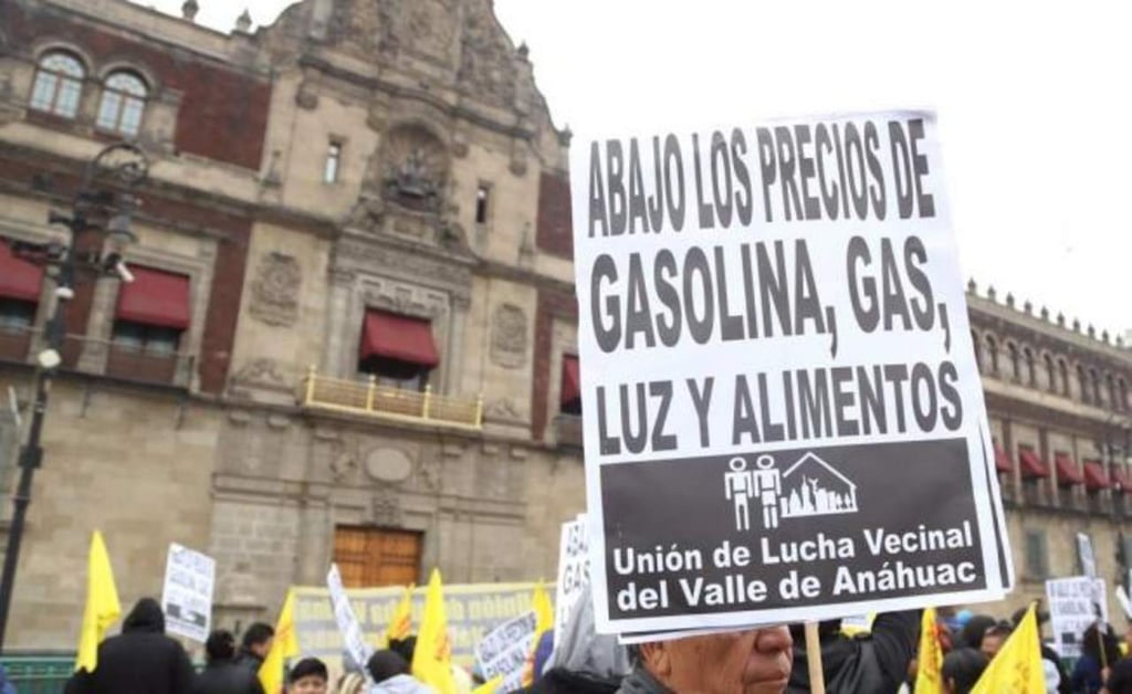 Protestan contra gasolinazo en el Zócalo