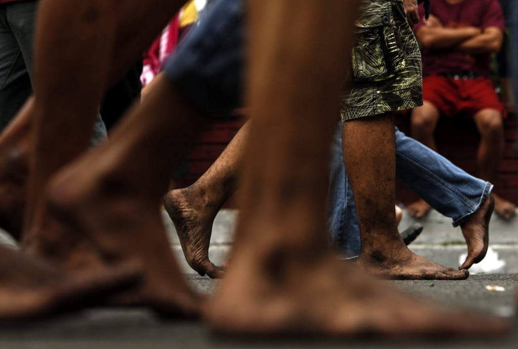 Realizan tradicional procesión de descalzos en Manila