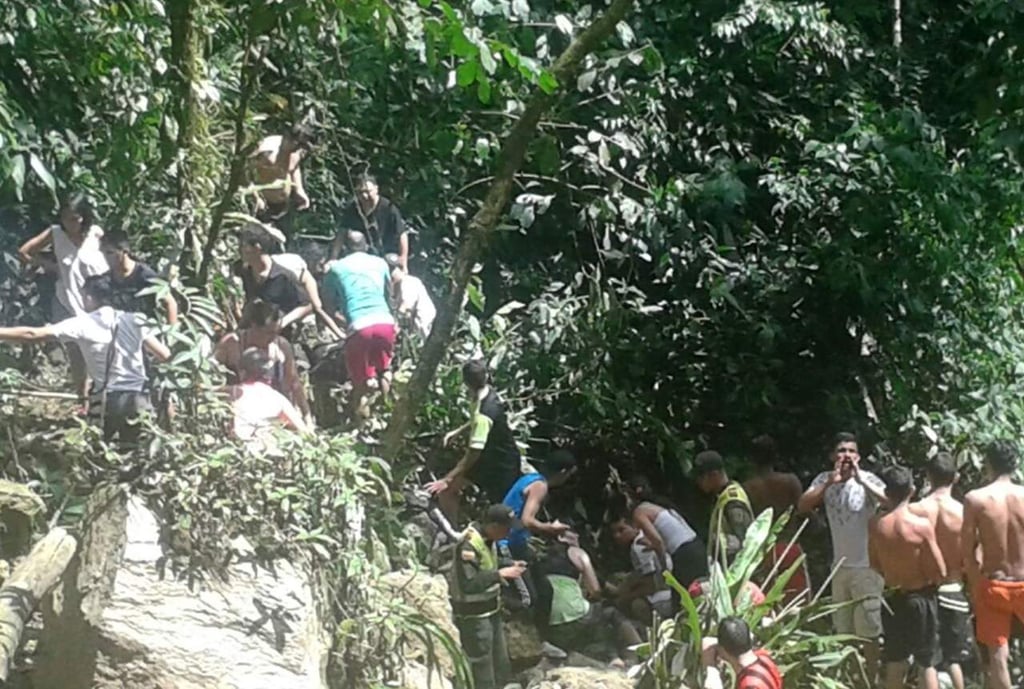 Sube a 11 cifra de muertos al voltearse puente colgante en centro de Colombia