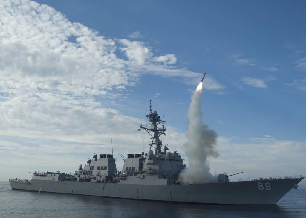 Buque de Estados Unidos hace disparo de advertencia fuerzas navales iraníes