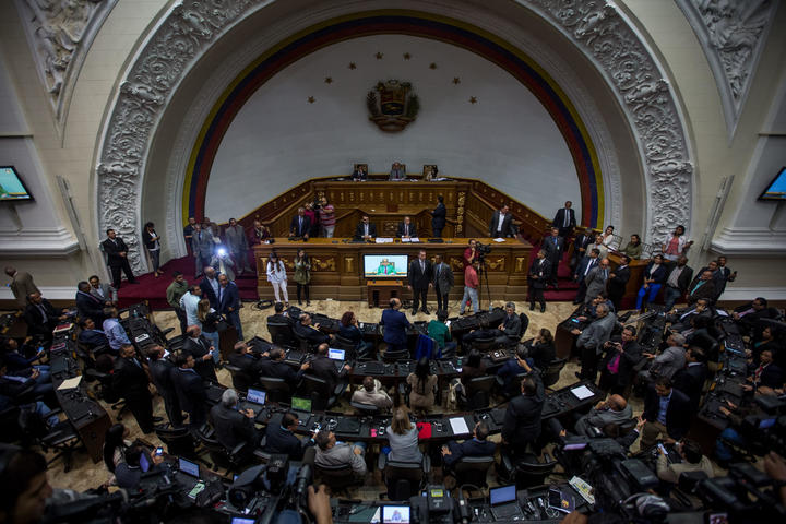 Aprueba Parlamento la destitución de Maduro
