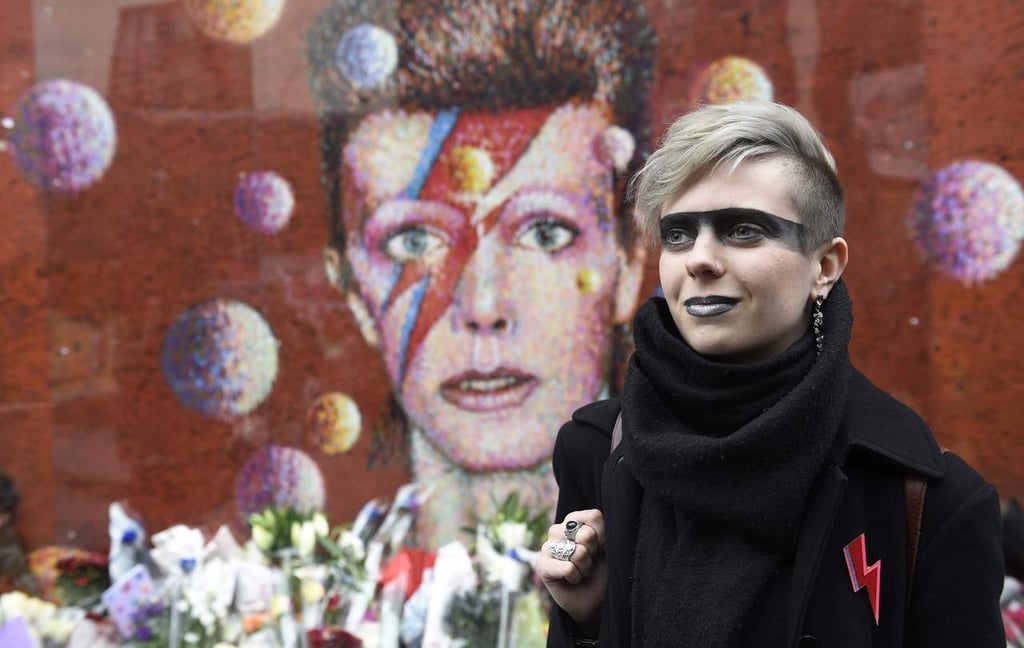 Fans rinden homenaje a Bowie en su primer año luctuoso
