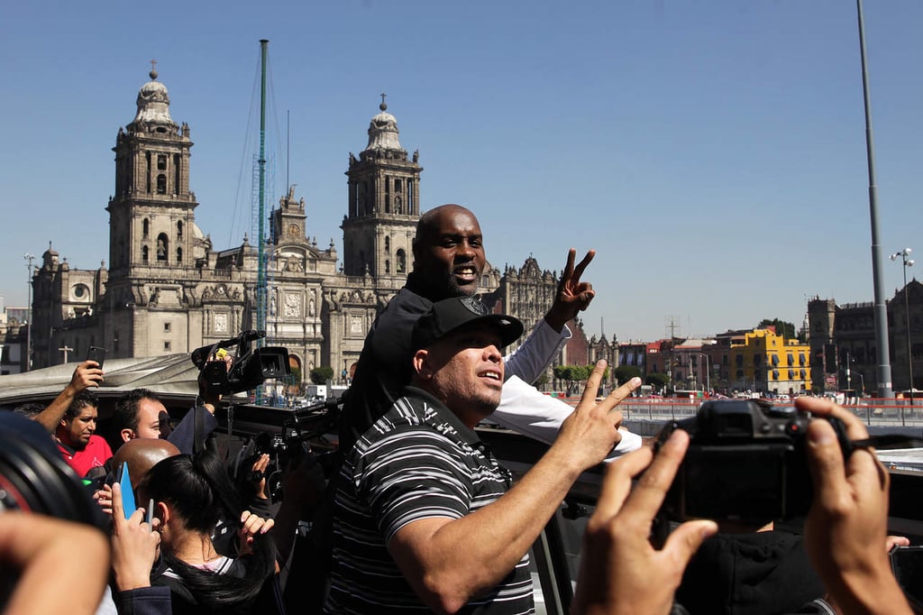 Peyton y Llamas inician fiesta de NBA con recorrido en Ciudad de México