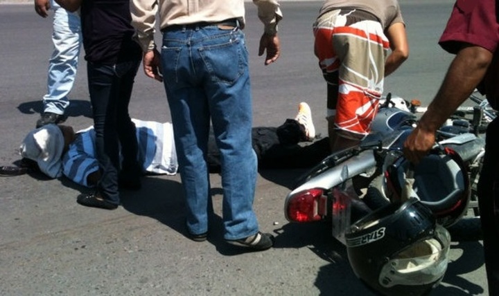 Motociclista choca contra taxi que le invadió carril; lesionado