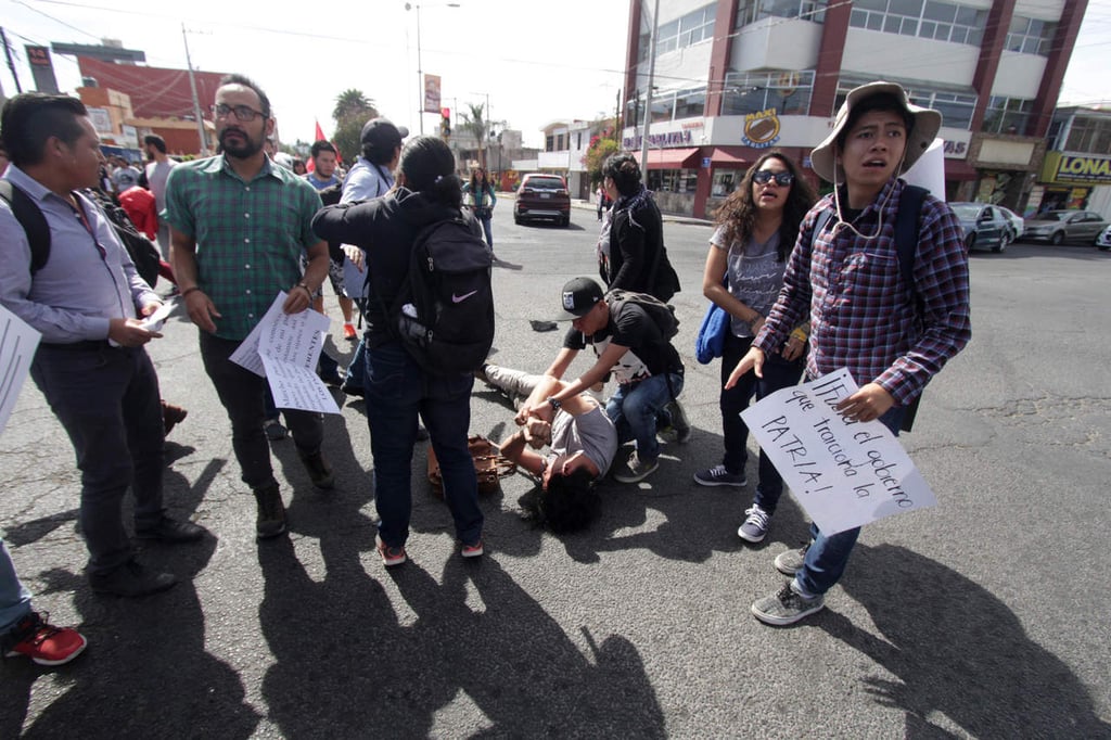 Atropellan a joven durante protesta en Puebla; está grave