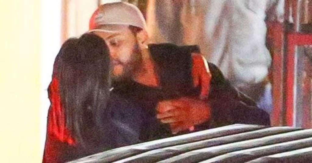 Captan beso de Selena y The Weeknd