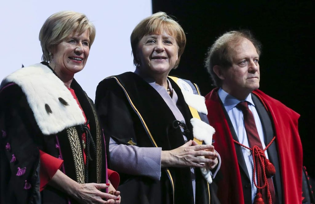 Recibe Merkel título de Doctor Honoris Causa
