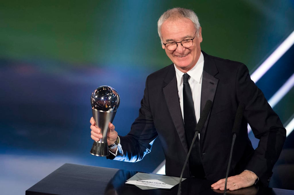Claudio Ranieri atribuye premio The Best a Leicester City