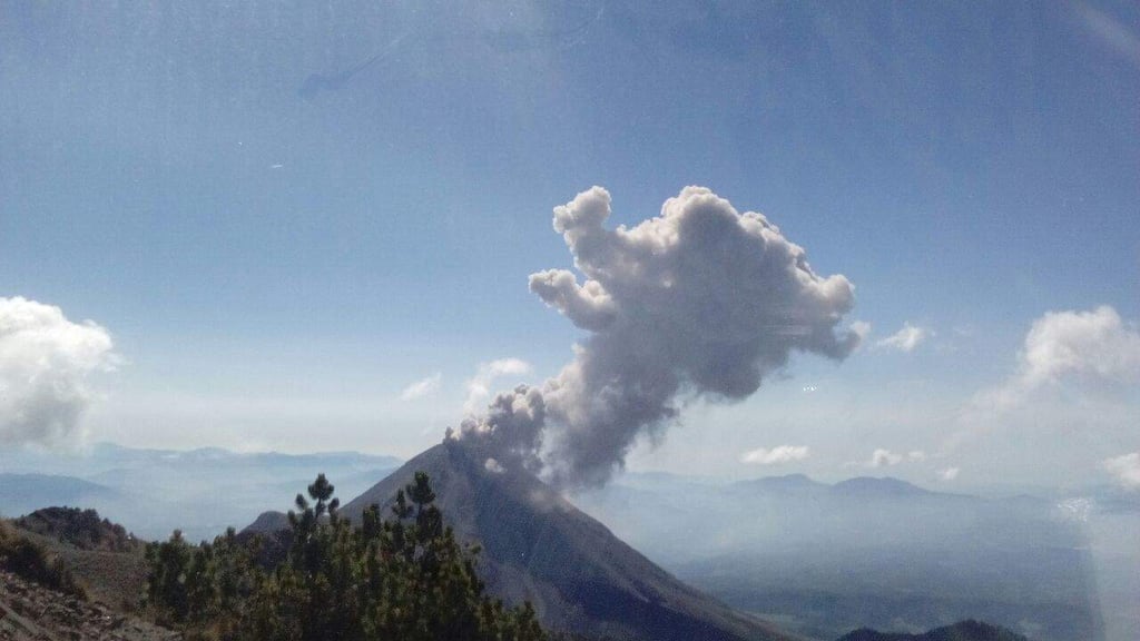 Emite fumarola de 1.6 kilómetros con ceniza el Volcán de Colima