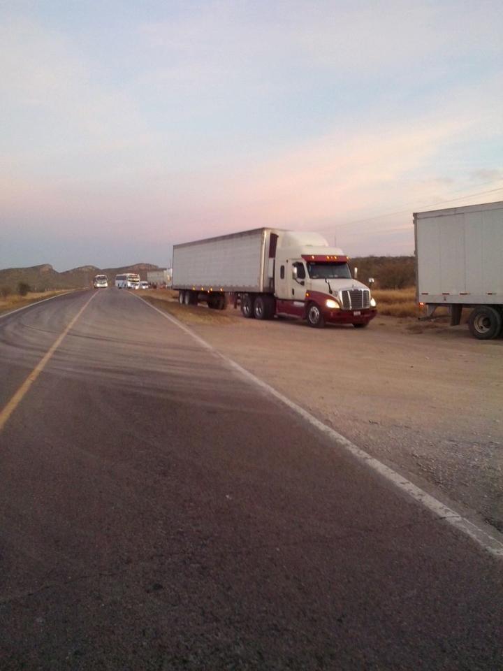 Vuelca tractocamión y cierra circulación en la carretera GP-Durango