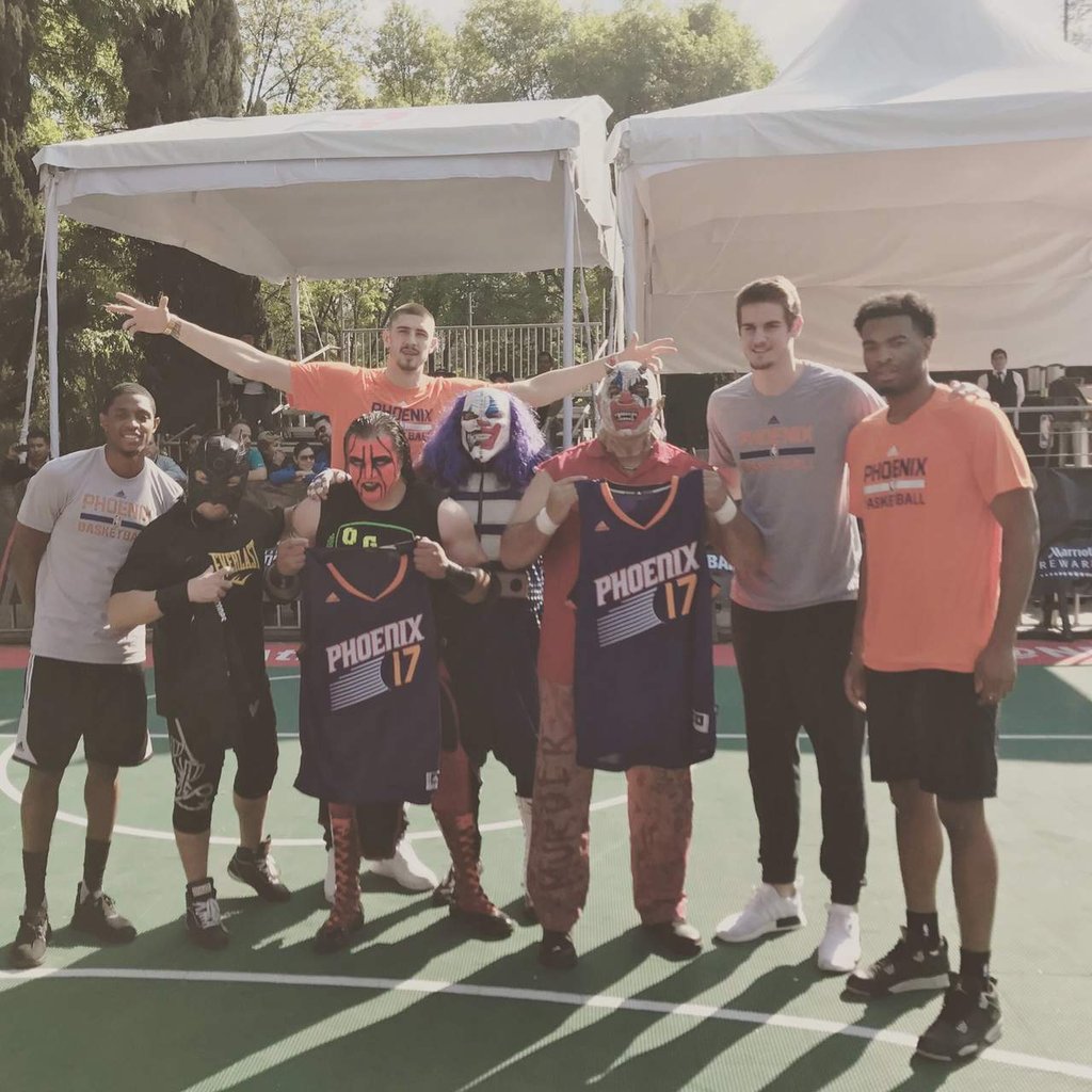 Divierten jugadores de Suns y luchadores a capitalinos en Chapultepec