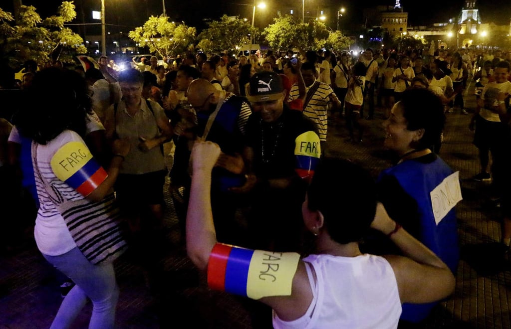 Colombianos bailan por la paz tras festejo de observadores y FARC