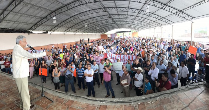 Yunes 'chantajeó' a Peña Nieto: AMLO