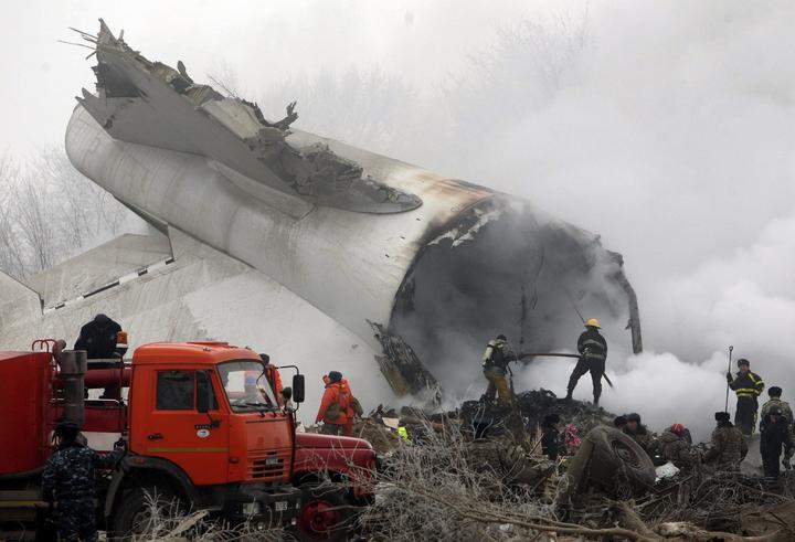 Avión se estrella sobre viviendas; 32 muertos