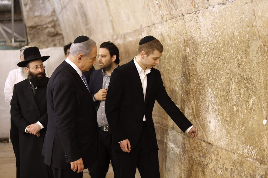 Interrogan a hijo de Netanyahu por caso de recepción regalos