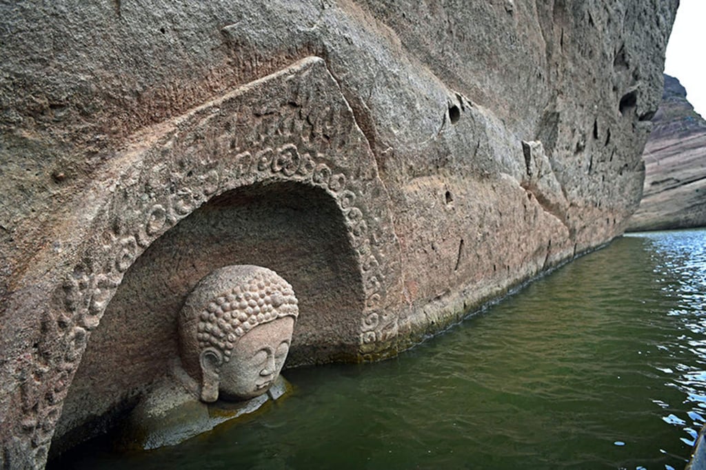 Cabeza de Buda de 600 años emerge del agua