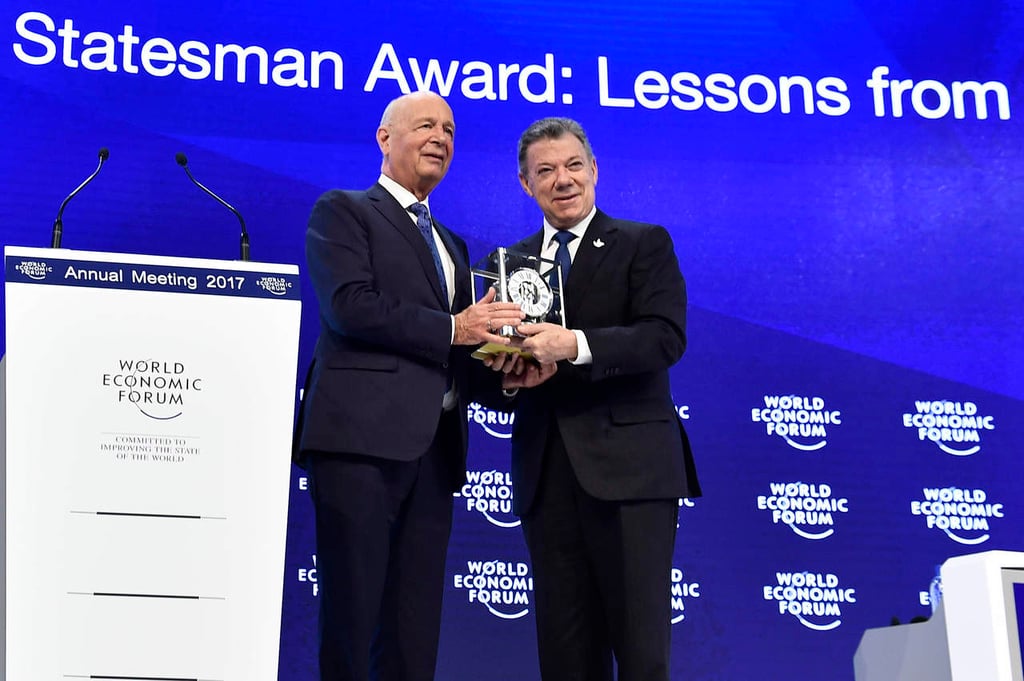 Entrega Davos a Santos el premio de estadista mundial del año
