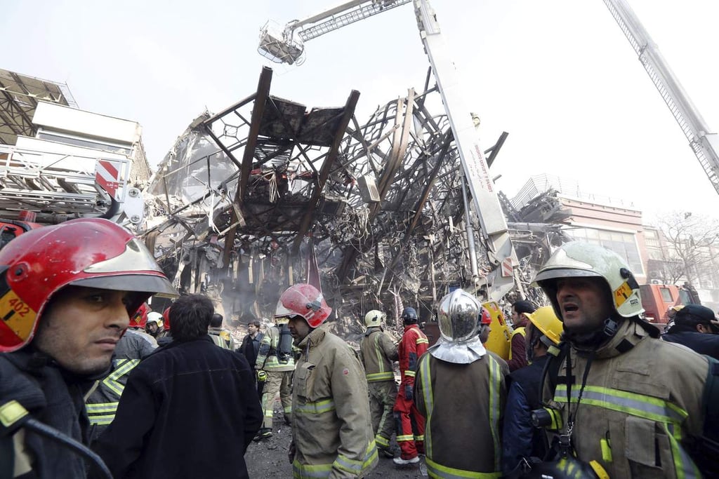 Se derrumba edificio de 17 pisos en Teherán tras incendio