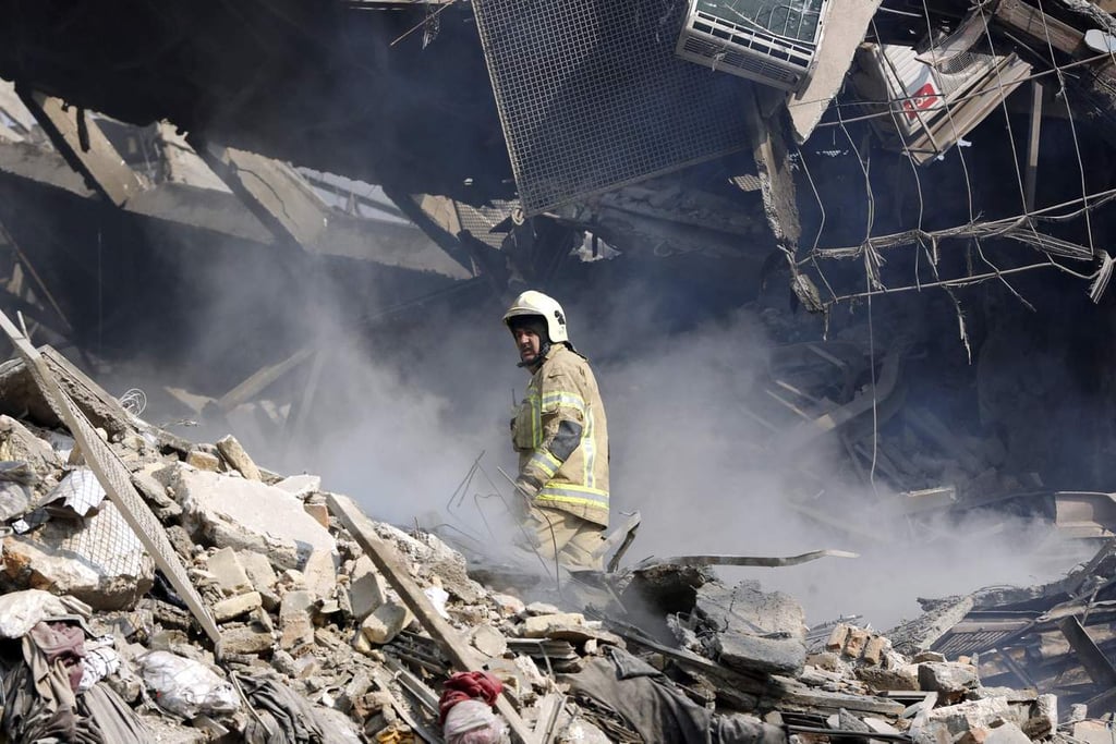 Reportan 20 muertos por derrumbe de edificio en Teherán