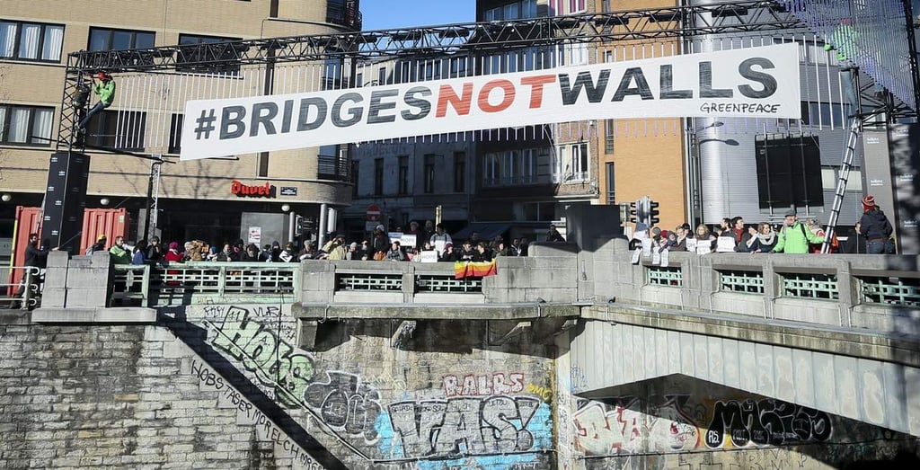 Protestan contra Trump con la consigna de 'Puentes no muros'